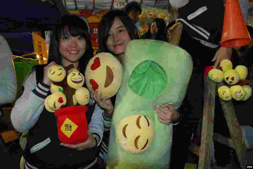 These toys that show smiles satirizing the Hong Kong chief sold out before the Lunar New Year Fair ended.