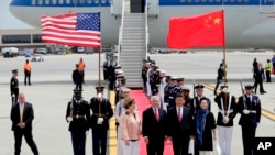 El secretario de Estado Rex Tillerson, y su esposa Renda St. Clair, reciben al presidente chino Xi Jinping y a su esposa Peng Liyuan, en el aeropuerto internacional de Palm Beach el jueves 6 de abril de 2017 en West Palm Beach.