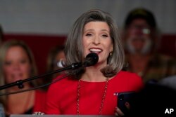 Kandidat Senat Republik Senator Joni Ernst berbicara kepada para pendukungnya pada rapat umum malam pemilihan, Selasa, 3 November 2020, di Des Moines, Iowa. (Foto: AP)