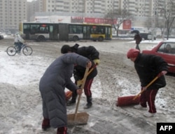 北京市民参加扫雪工作