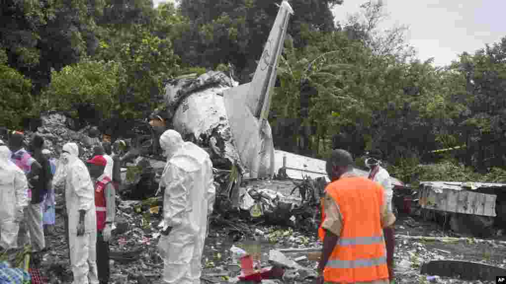 As investigações continuam no lugar onde caiu o avião Anotonov An-12 em Juba, Sudão do Sul, 4 Novembro 2015.