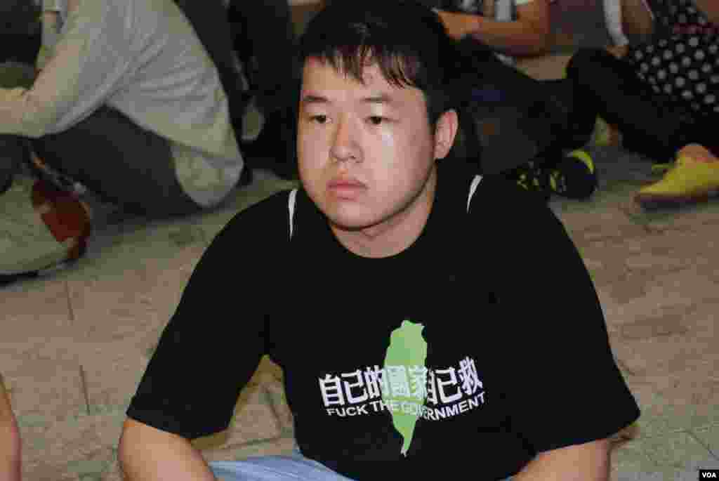 示威者穿著台灣太陽花學運的T恤，不滿建制派議員吳亮星違反程序公義 (美國之音湯惠芸拍攝）