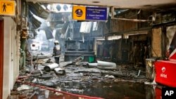 지난 7일 케냐 나이로비 공항에서 화재가 발생한 가운데 소방관들이 피해 구역을 조사하고 있다.