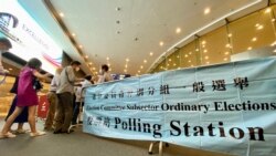 香港選委會選舉界別分組選舉9月19日早上九時開始投票，灣仔會展投票站外有選民排隊輪候成為首批投票的選民。 (美國之音湯惠芸)
