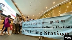 香港選委會選舉界別分組選舉9月19日早上九時開始投票，灣仔會展投票站外有選民排隊輪候成為首批投票的選民。 (美國之音湯惠芸)
