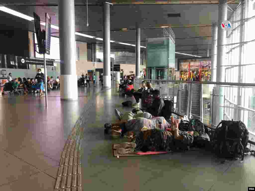 Algunos pasajeros han tenido que pasar varias noches en el aeropuerto de Bogotá, esperando a que las aerolíneas les den una respuesta de cambios de sus vuelos o billetes que puedan ser asequibles para su bolsillo.