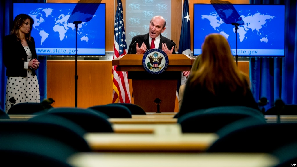 El Representante Especial para Venezuela, Elliott Abrams, acompañado por la portavoz del Departamento de Estado, Morgan Ortagus, habla en una conferencia de prensa en el Departamento de Estado el 31 de marzo de 2020, en Washington, DC.
