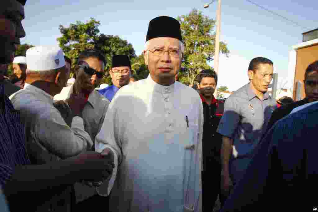 Perdana Menteri Malaysia Najib Razak mengunjungi sebuah masjid di Semenyih, pinggiran Kuala Lumpur, 5 Juli 2015. (AP/Joshua Paul)