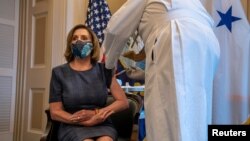 Ketua DPR AS Nancy Pelosi menerima vaksinasi Covid-19 di Washington DC (foto: dok). Vaksinasi Covid-19 di AS berjalan lamban, sementara kasus virus corona telah mencapai lebih dari 20 juta orang. 