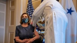 Predsedavajuća Predstavničkog doma Nensi Pelosi prima vakcinu protiv Kovida 19, 18. decembar 2020. (Foto: Ken Cedeno/Pool via Rojters)