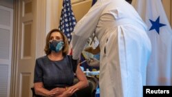 Ketua DPR AS Nancy Pelosi menerima suntikan vaksin Covid-19 dari dokter di Kongres AS, Dr. Brian Monahan (foto: ilustrasi). 
