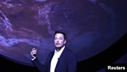 Pendiri perusahaan teknologi eksplorasi antariksa 'SpaceX', Elon Musk menjelaskan rencananya mengirim manusia ke planet Mars (foto: dok).