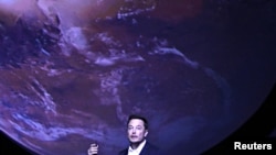스페이스X의 일론 머스크 최고경영자(CEO)가 지난달 27일 멕시코 과달라하라에서 열린 국제우주대회(IAC)에서 화성 이주 계획을 발표하고 있다.