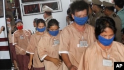 Những nghi can bị cáo buộc liên quan đến buôn người bị giải tới Tòa án Hình sự ở Bangkok, Thái Lan, 10/11/2015.
