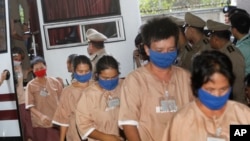 ၂၀၁၅ နိုဝင်ဘာတုန်းက ထိုင်း လူကုန်ကူးတရားခံများကို ဘန်ကောက်တရားရုံးသို့ ရုံးထုတ်စဉ် 