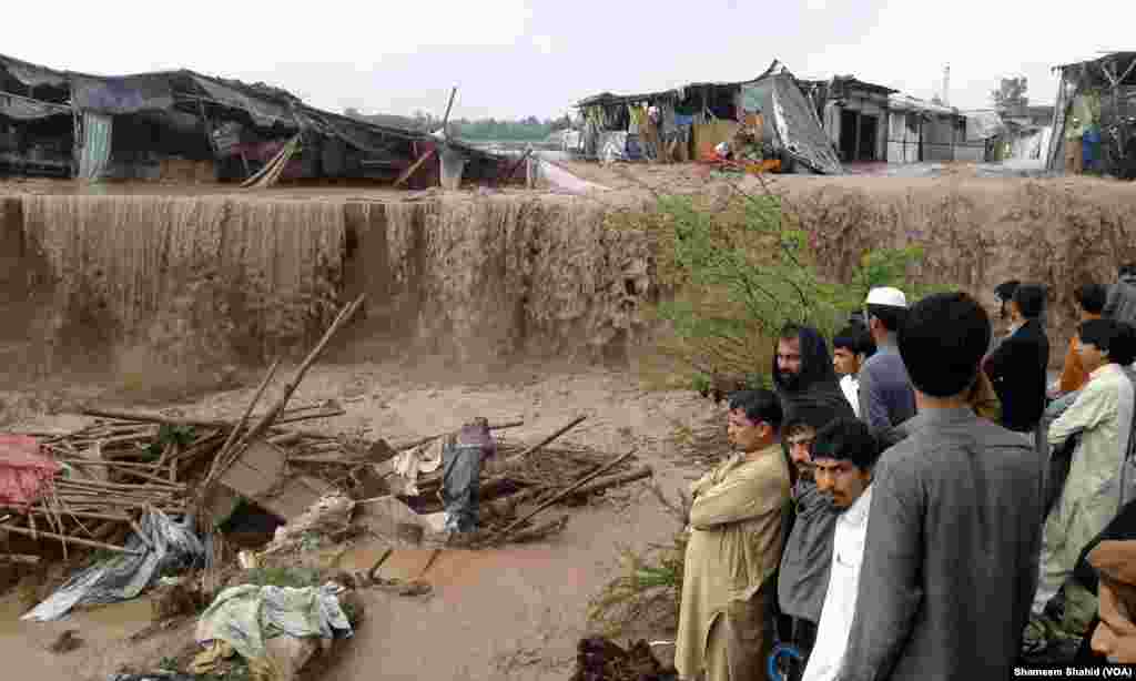 پاکستان کے زیر انتظام کشمیر کے علاقے وادی نیلم میں پہاڑی تودہ گرنے سے کم ازکم آٹھ افراد ہلاک ہوئے جن میں پانچ بچے بھی شامل ہیں۔