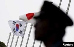 Bendera nasional Jepang dan Korea Selatan berkibar di Tokyo, Jepang. (Foto: Reuters)