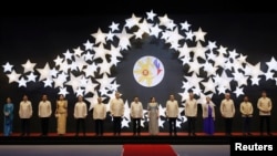 东盟各国领导人和美中日加四国领导人身穿菲律宾服装在马尼拉参加东盟晚宴(2017年11月12 日)
