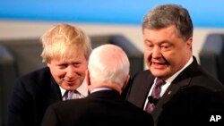 El senador John McCain participó en la Conferencia de Seguridad de Múnich, Alemania, el 17 de febrero de 2017. El presidente de Ucrania, Petro Poroshenko, y el secretario de Relaciones Exteriores de Gran Bretaña, Boris Johnson, conversaron con él.