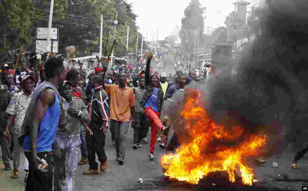 Des partisans du leader de l’opposition Raila Odinga érigent des barricades à Kibera, Nairobi, Kenya, 12 août 2017.