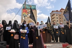 Pendukung gerakan Jihad Islam membagikan permen untuk merayakan pelarian enam warga Palestina dari penjara Israel, di Rafah di Jalur Gaza selatan, 6 September 2021.