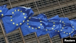 Des drapeaux de l'Union européenne flottent devant le siège de la Commission européenne à Bruxelles, en Belgique, le 5 mai 2021. Reuters / Yves Herman