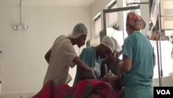 Seorang warga Ethiopia mendapat perawatan di sebuah rumah sakit (Foto: dok). Warga Ethiopia yang mampu banyak yang berobat ke luar negeri karena kurangnya fasilitas medis yang memadai di Ethiopia.