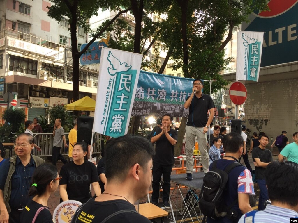 香港幾十個政黨和團體在中國十一國慶當天下午，舉行反威權大遊行，抗議政治打壓，要求律政司司長袁國強下台。 數以萬計的港人走上街頭，表達反對他們看來的來自北京和香港特區政府的威權打壓。