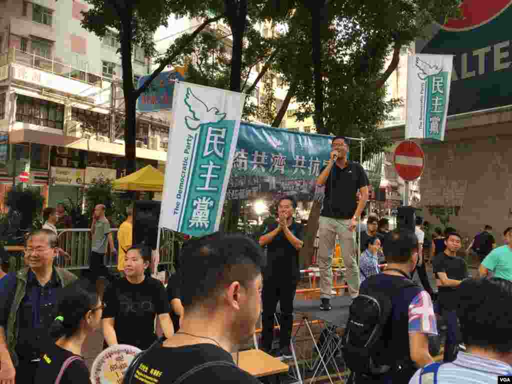 香港幾十個政黨和團體在中國十一國慶當天下午，舉行反威權大遊行，抗議政治打壓，要求律政司司長袁國強下台。數以萬計的港人走上街頭，表達反對他們看來的來自北京和香港特區政府的威權打壓。