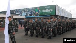 지난 2014년 11월 아프리카 라이베리아의 에볼라 퇴치를 돕기 위해 파병된 중국 인민해방군 보건요원들이 몬로비아 공항에 도착했다. (자료사진)