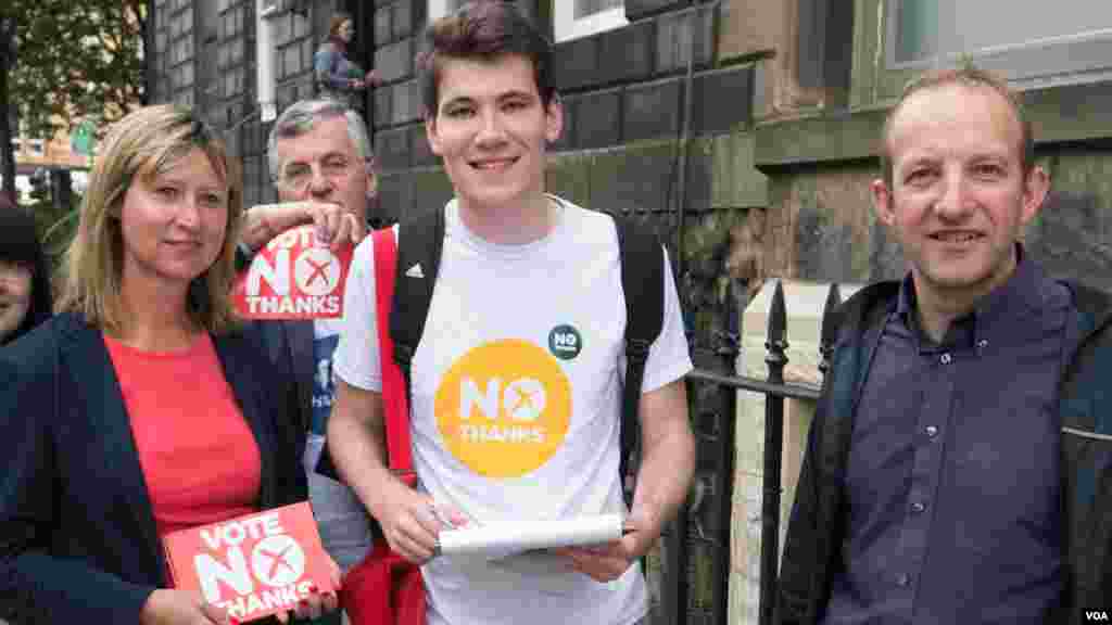 "Better Together" campaigners work to promote a united Britain, opposing Scotland's independence, in Leith, Edinburgh, Scotland, Sept. 16, 2014. (Marianne Brown/VOA)