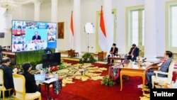 Menteri Luar Negeri Republik Indonesia mendampingi Presiden RI Joko Widodo menghadiri pertemuan virtual KTT ke-36 ASEAN, yang diprakarsai oleh Viet Nam, 26 Juni 2020. (Foto: Twitter/@Menlu_RI)