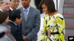 U.S. first lady Michelle Obama, right, is greeted by an unidentified Japanese official upon her arrival at Haneda International Airport in Tokyo Wednesday, March 18, 2015. (AP Photo/Shizuo Kambayashi)