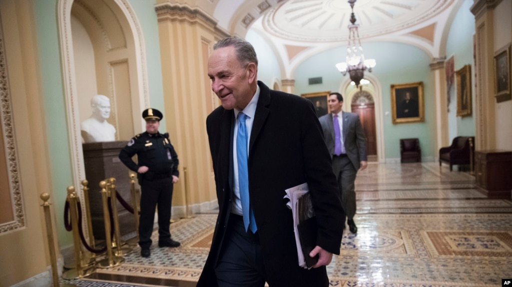 Lãnh đạo phe thiểu số ở Thượng viện Chuck Schumer tới trụ sở Quốc hội sáng nay để tham gia cuộc biểu quyết. 