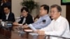 문재인 한국 대통령(오른쪽)이 10일 청와대에서 수석보좌관 회의를 주재하고 있다. 
