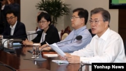 문재인 한국 대통령(오른쪽)이 10일 청와대에서 수석보좌관 회의를 주재하고 있다. 