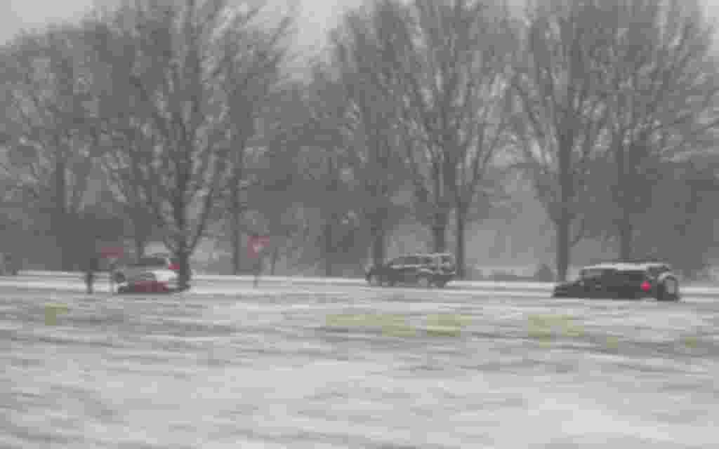 Washington se tiñe de blanco bajo una escasa capa de nieve.