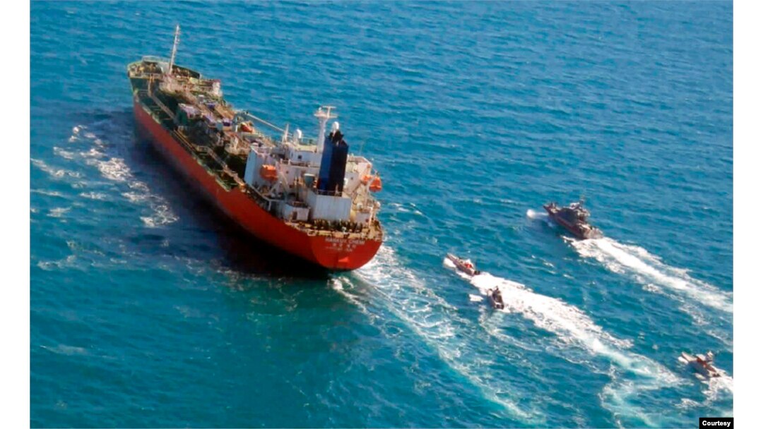 Kapal tanker berbendera Korea Selatan yang disita dikawal oleh kapal Garda Revolusi Iran di Teluk Persia. (Foto: via AP)