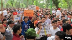 Người biểu tình giương biểu ngữ và hô khẩu hiệu phản đối tại công viên đối diện với Ðại sứ quán Trung Quốc ở Hà Nội, ngày 11/5/2014. 