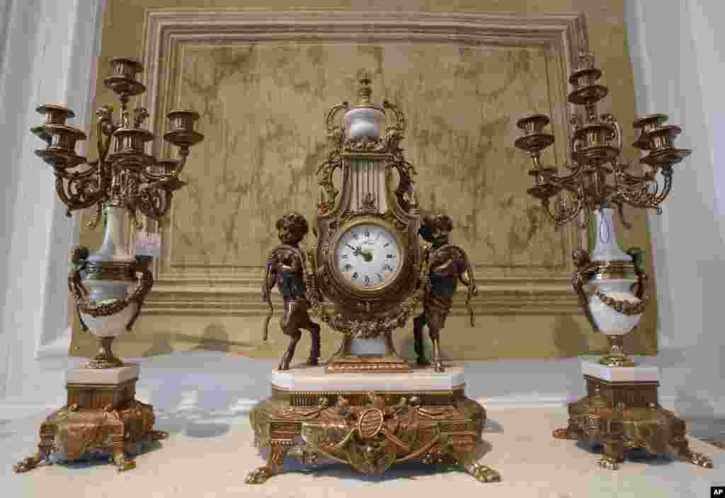 نمایش ساعت و شمعدانی های سبک دوران ناپلئون سوم برای حراج در پاریس
