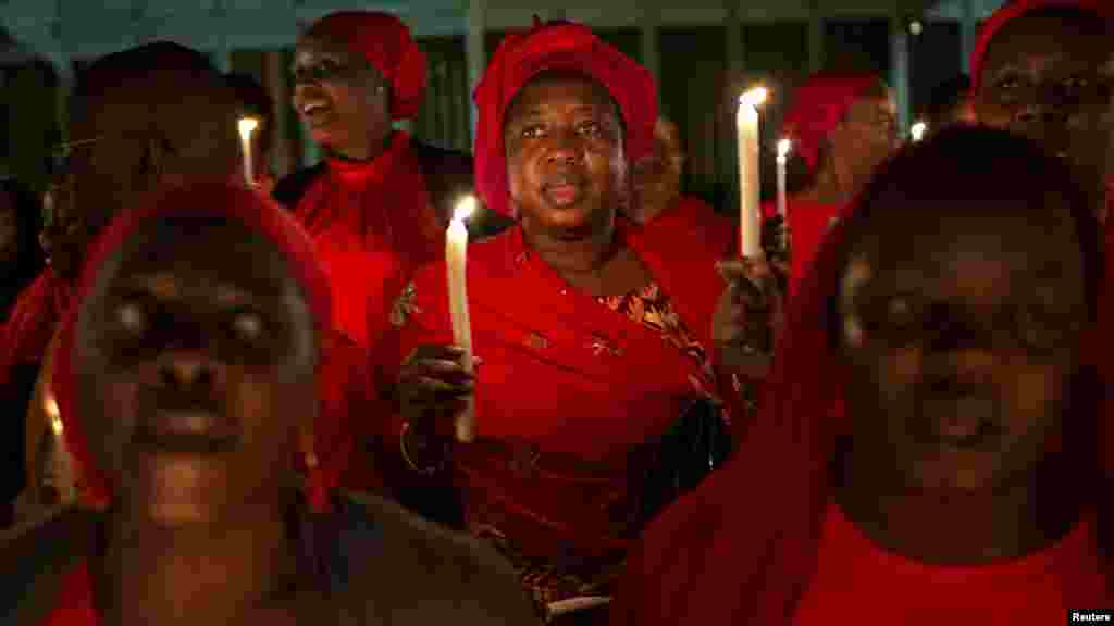 Mutane sun yi Adua rike da kyandir a Abuja lokacin gangamin Adua da kuma kira da a sako &lsquo;yan makaranta mata da aka sace a kauyen Chibok 15, ga Mayu 2014.