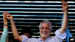 El exalcalde de Bogotá, Enrique Peñalosa, celebra su triunfo en las elecciones del domingo 25 de octubre, que le otorgaron un nuevo mandato como burgomaestre de la capital colombiana.
