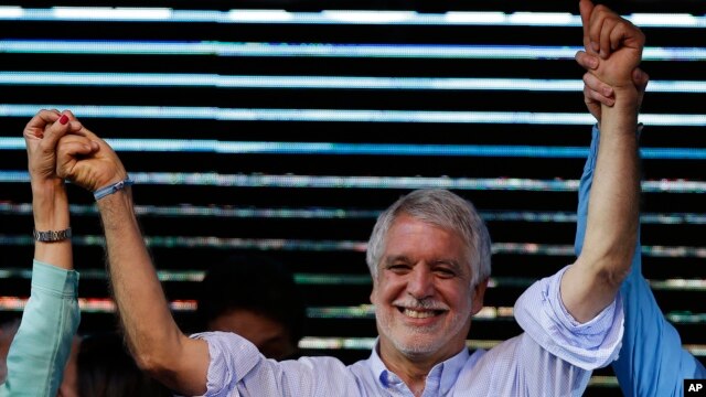 El exalcalde de Bogotá, Enrique Peñalosa, celebra su triunfo en las elecciones del domingo 25 de octubre, que le otorgaron un nuevo mandato como burgomaestre de la capital colombiana.