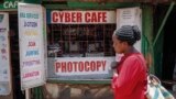 
فائل فوٹو: کینیا کے شہر نیروبی میں کم آمدنی والے کبیرا محلے میں ایک انٹرنیٹ کیفے کی ستمبر 2021 میں لی گئی ایک تصویر ( کریڈٹ: اے پی فوٹو/برائن انگانگا)
