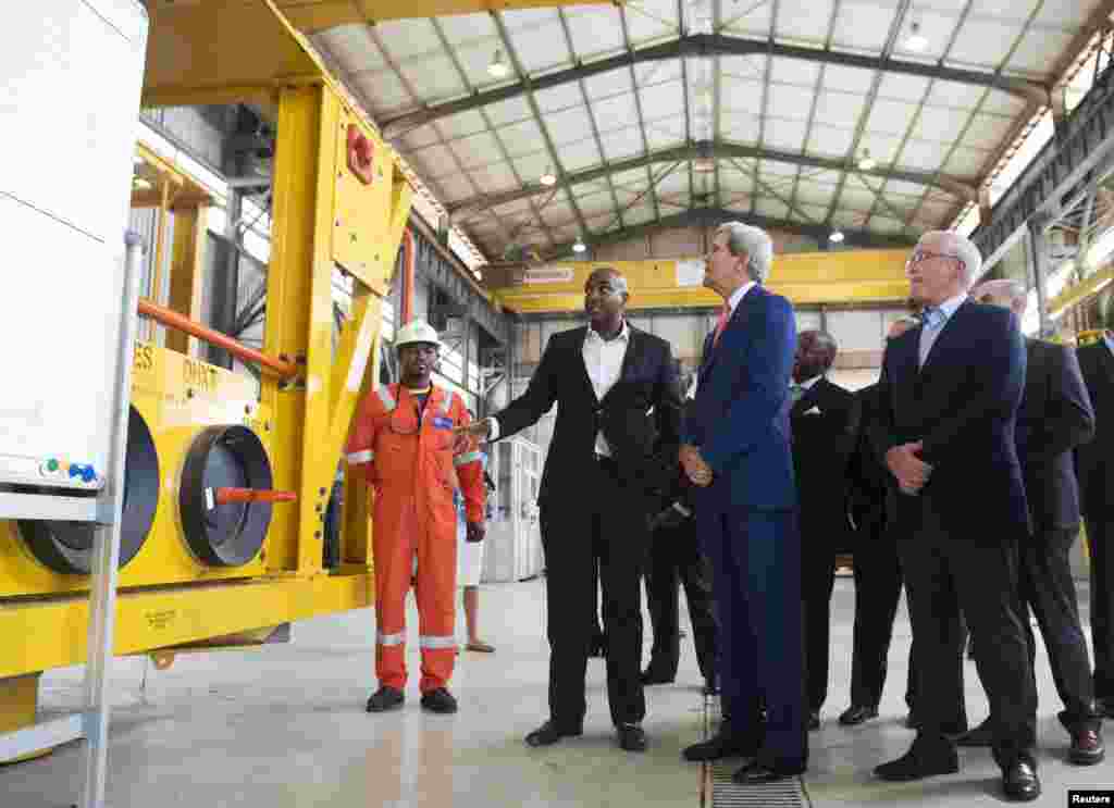 Sec. Estado americano, John Kerry, ao centro, caminha com Jay Ireland, Presidente e CEO da General Electric África, na visita às instalações da GE Sonils no Porto de Luanda, 4 de Maio, 2014