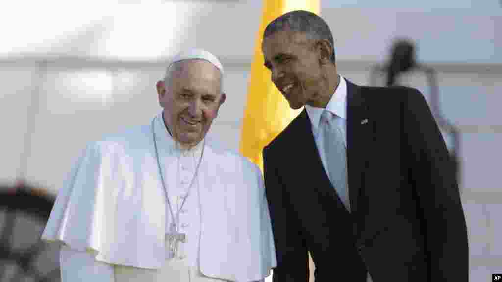 Rais Barack Obama amsemesha Papa Francis wakati wa sherehe za kumpokea kwenye uwanja wa White House, Sept. 23, 2015.