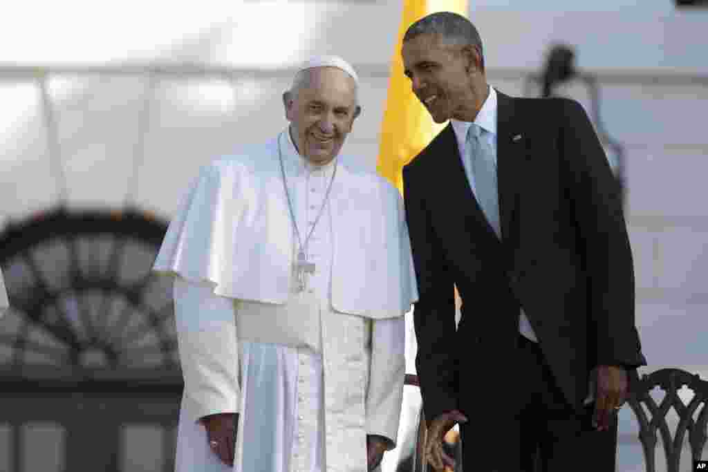 رئیس جمهوی آمریکا صبح چهارشنبه ۲۳ سپتامبر در جریان مراسم استقبال رسمی از پاپ با او خوش و بش می کند.