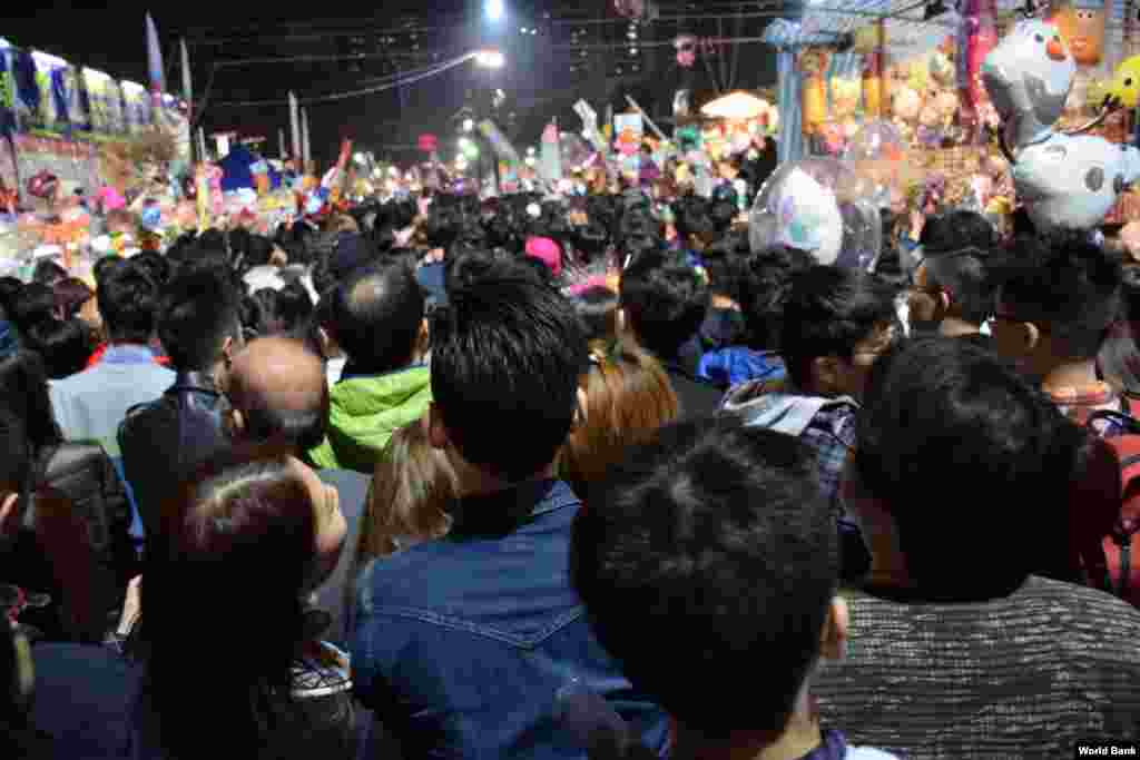 Large crowds came to Victoria Park for the Lunar New Year celebration, Hong Kong, Feb. 19, 2015. (VOA / Tang Hui Yun) &nbsp;