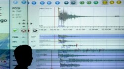 Seorang ahli geologi melihat layar, membaca seismograf terkait gempa kuat yang mengguncang Pulau Sumatera di kantor Badan Meteorologi di Jakarta 30 September 2009. (Foto: REUTERS/Supri)