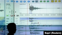 Seorang ahli geologi melihat layar, membaca seismograf terkait gempa kuat yang mengguncang Sumatea di kantor Badan Meteorologi di Jakarta, 30 September 2009. (Foto: REUTERS/Supri)